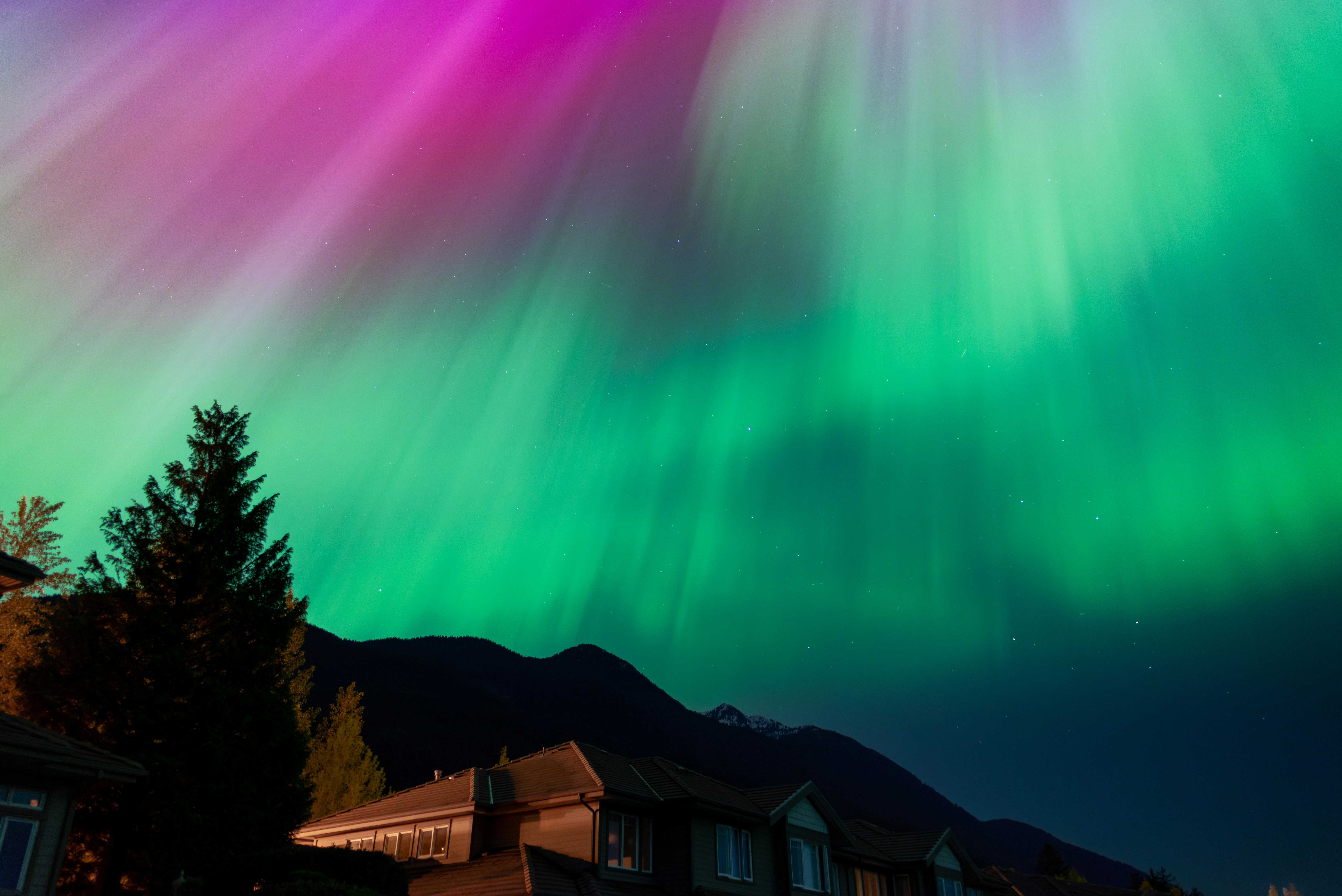  The best time to see the Northern Lights in Canada - they are just below the aurora oval, an area of particularly strong geomagnetic activity.