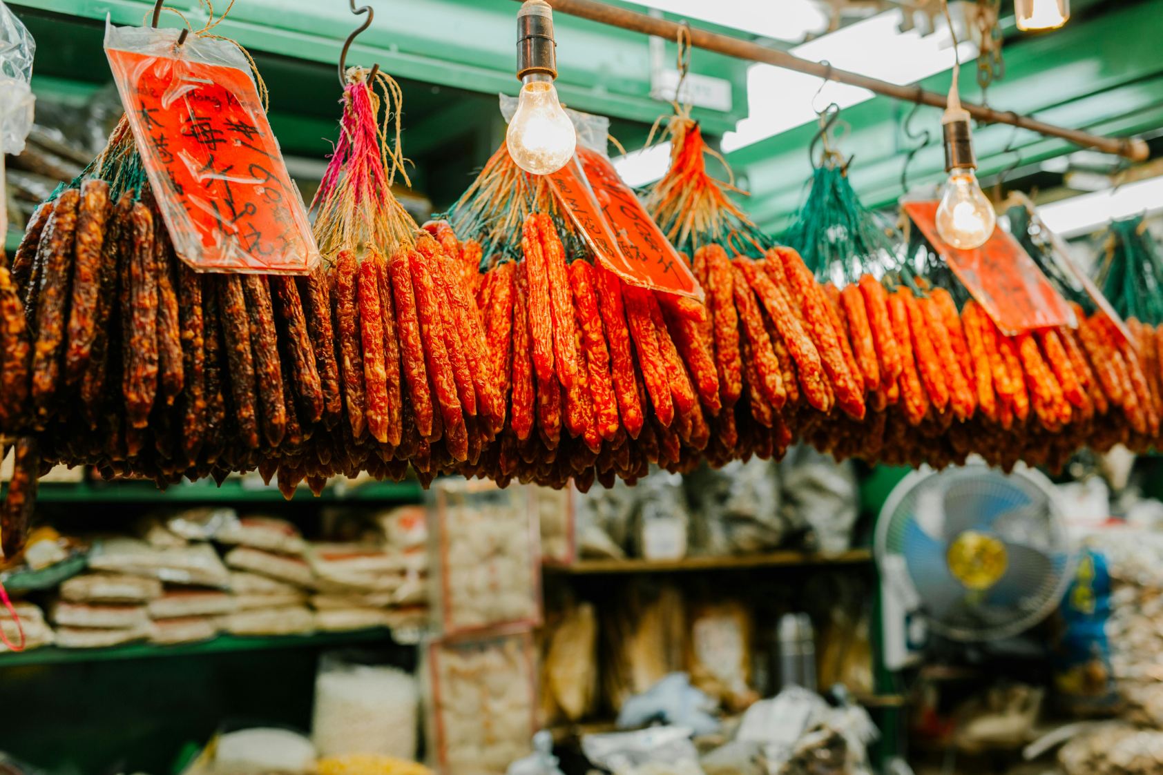 紅色和棕色的掛飾 Via Pexels (by Julia Volk)