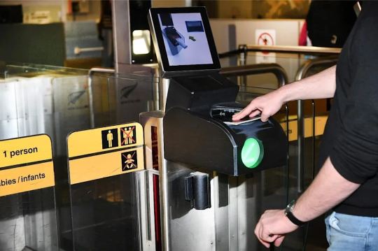 證照查驗 (Passport Control)