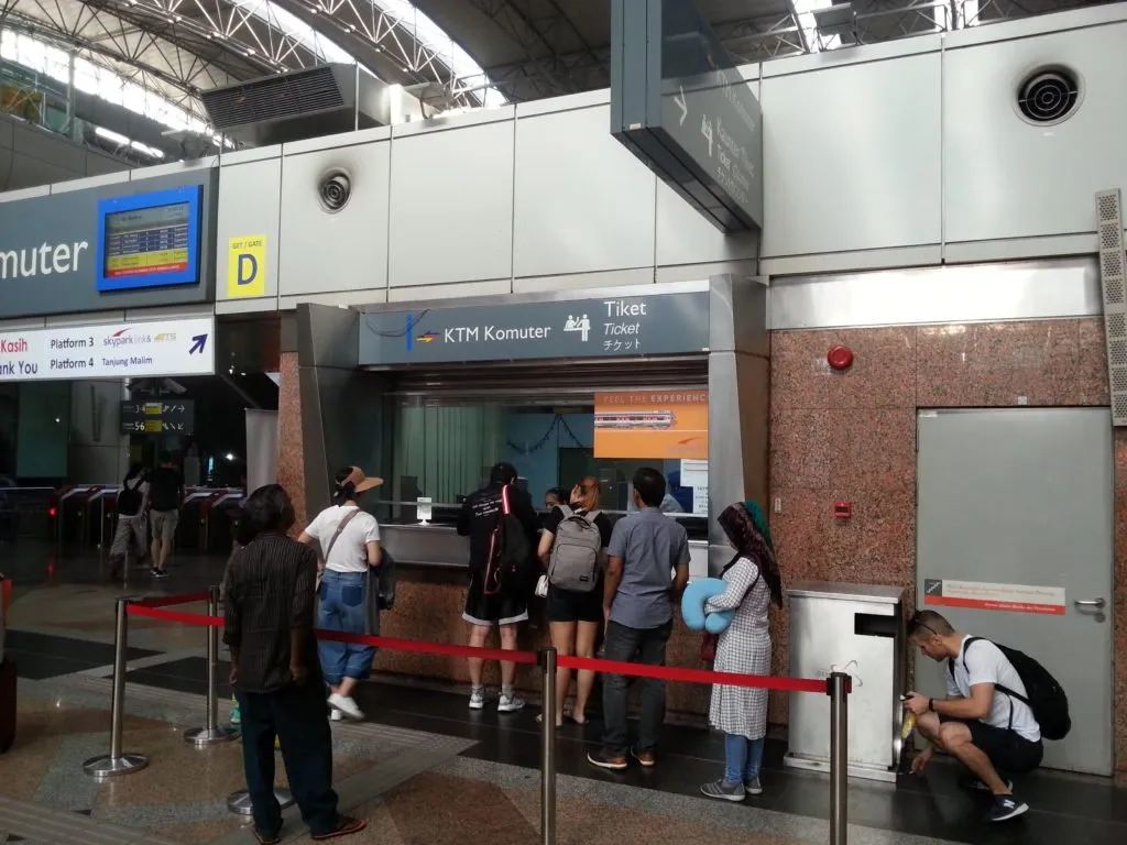 Membeli di Loket Stasiun