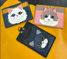 「Pop2make」推出可愛貓貓造型設計全手工真皮招財貓鎖匙包、貓貓扣針及貓貓証件套，返工返學都可以有貓貓陪住你。