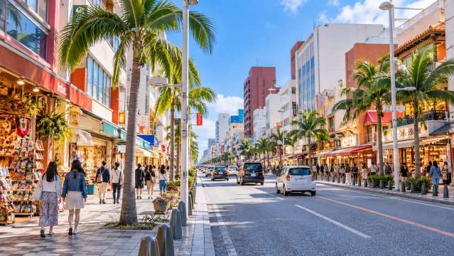 6.国際通りで沖縄の食事とお土産探しを楽しむ