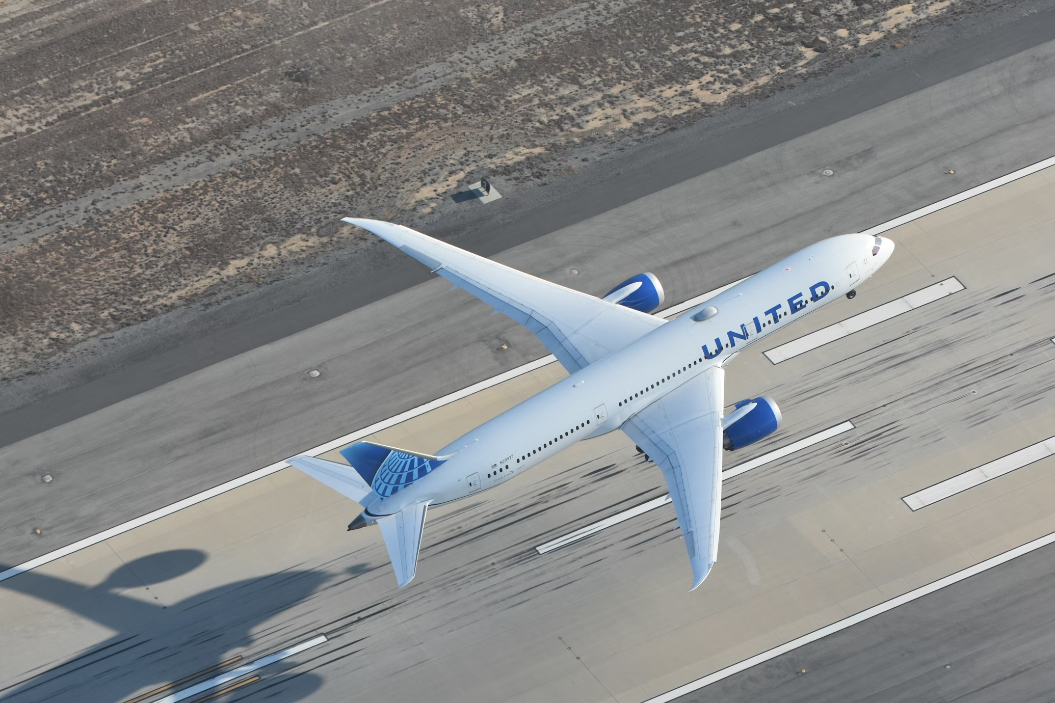 United Airlines 787-9 taking off from LAX
