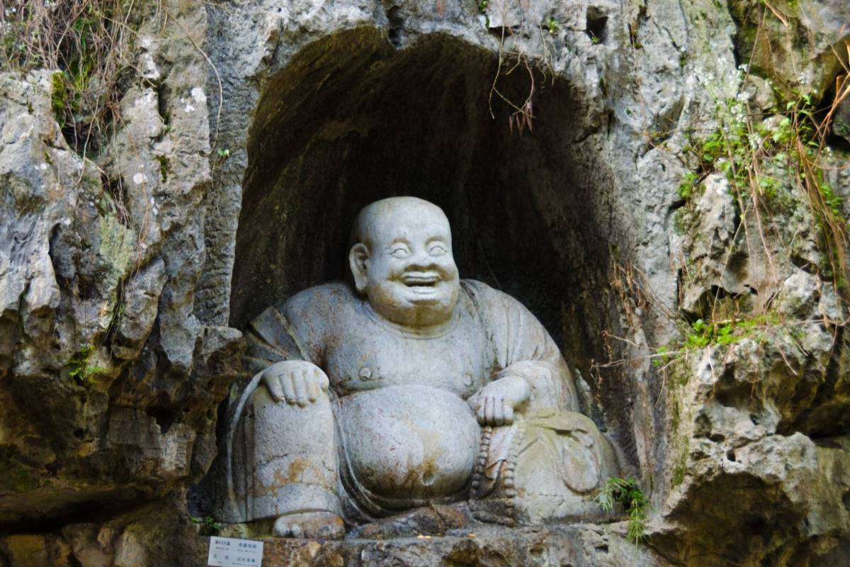 2. Explore the Historic Lingyin Temple and Feilai Peak 🏯