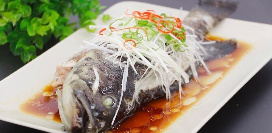 清蒸石斑魚（チンジェンシーバンユー）