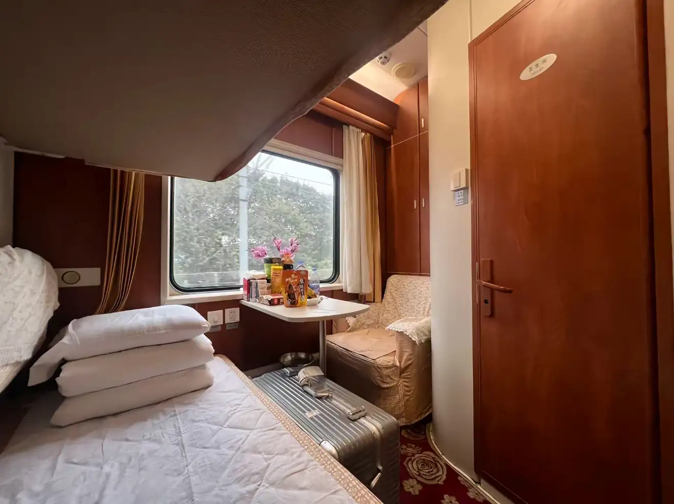 China Ordinary Trains: Types & Seat Classes, Deluxe Soft Sleeper