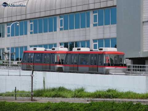 移動はスカイトレイン