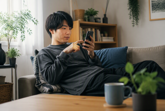 自宅でスマホを使う日本人