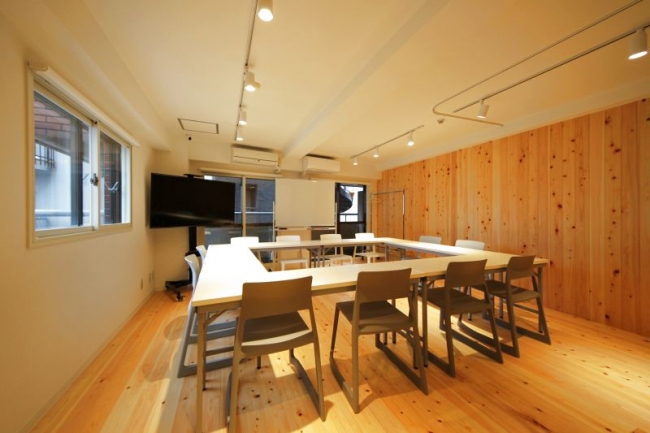 大型スクリーン付きのレンタルスペースで映画＆ピザパーティー