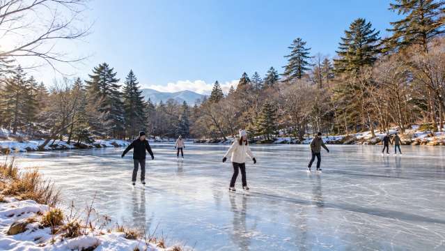 2.ケラ池スケートリンクで森の中のスケートを体験する