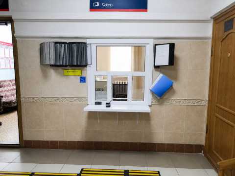 Международная билетная касса на станции Гродеково с окном обслуживания и терминалом оплаты