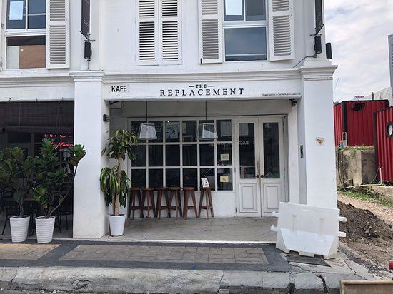 The Replacement - Lodge & Kitchen