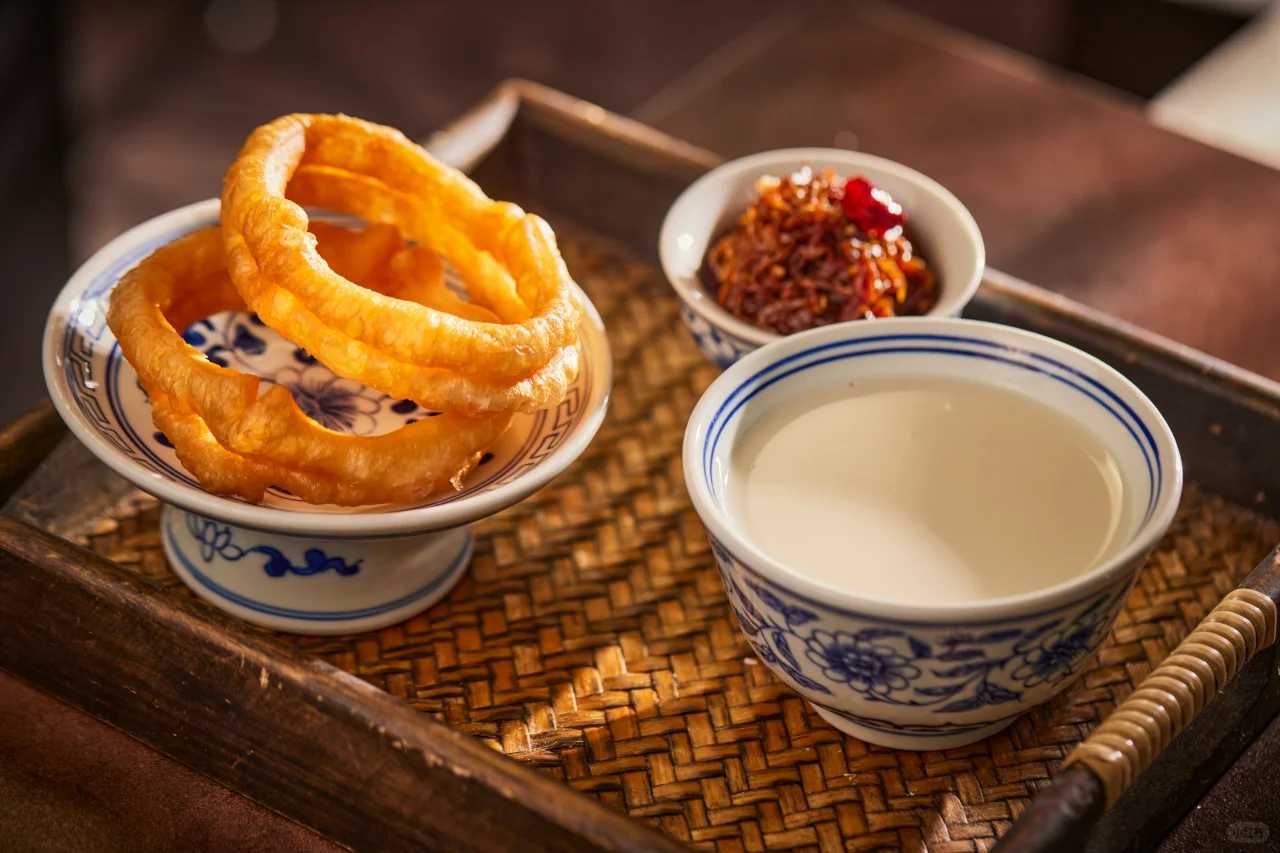 北京料理の代表メニューTop11｜豆汁＋焦圈（ドウジーと揚げパン）