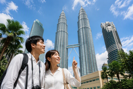 ペトロナスを観光する日本人カップル
