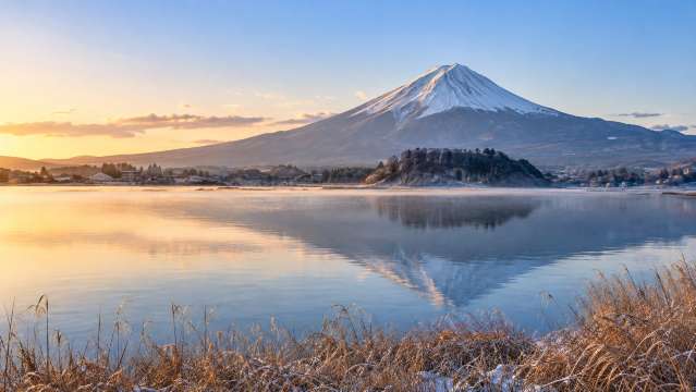 5 河口湖で雪を頂く富士山と湖を眺める