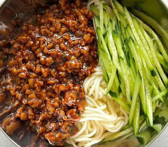 北京料理の代表メニューTop2｜炸醤麺（ジャージャー麺）