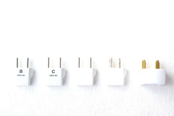 シンガポールの旅行前に持参する電化製品の対応電圧を確認しよう