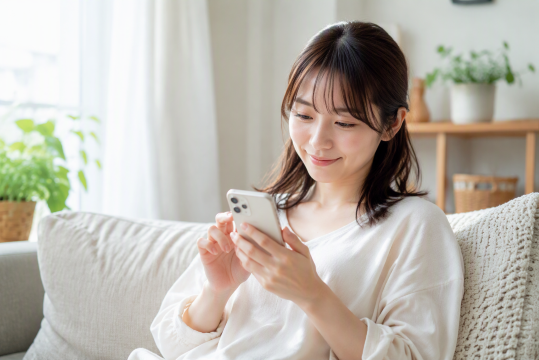 スマホ操作の女性