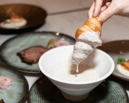 บุฟเฟ่ต์ Copper Beyond | ซุปครีมเห็ดทรัฟเฟิลดำ เสิร์ฟพร้อมครัวซองต์