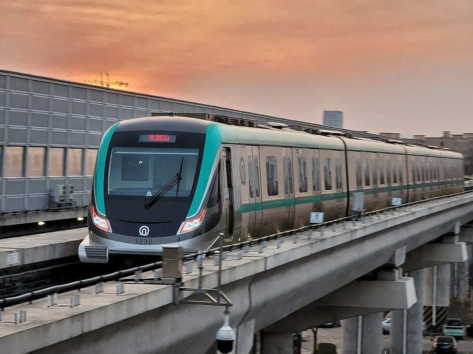 Take the Qingdao Metro