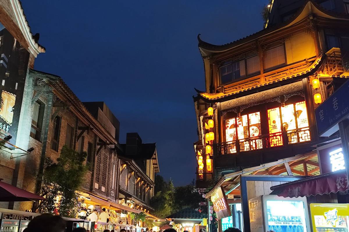 Kuan Zhai Alley Nightlife