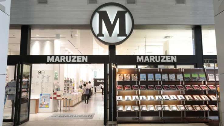 「丸善 丸の内本店」で本を購入、隣接のカフェで読書にふける