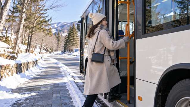 冬の軽井沢は車なしでも観光できる?知っておくべきバスと鉄道の使い分け