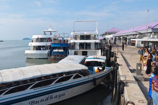 ferry atau kapal cepat