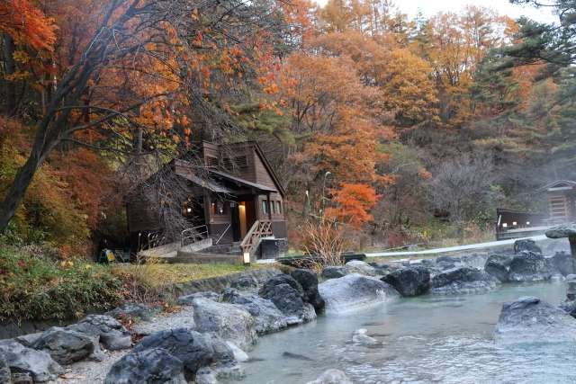 西の河原公園|湯川のせせらぎと広大な露天風呂の絶景紅葉