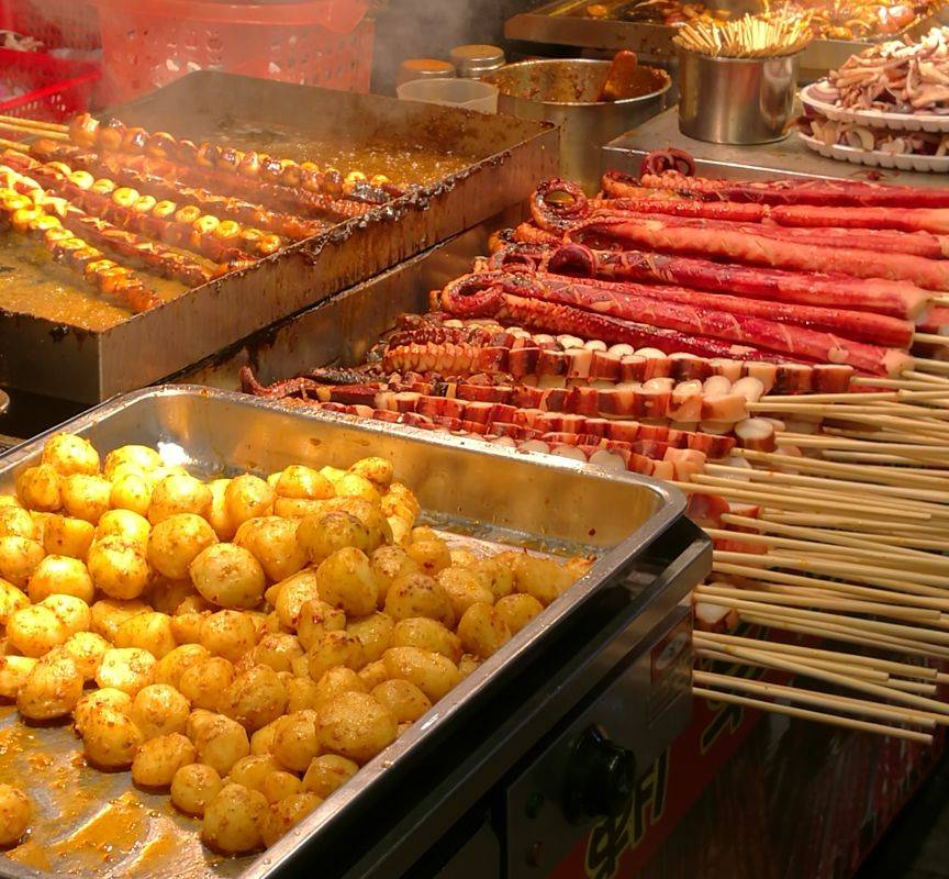 5. Savor the Diverse Flavors at Dongmen Food Street 🍜