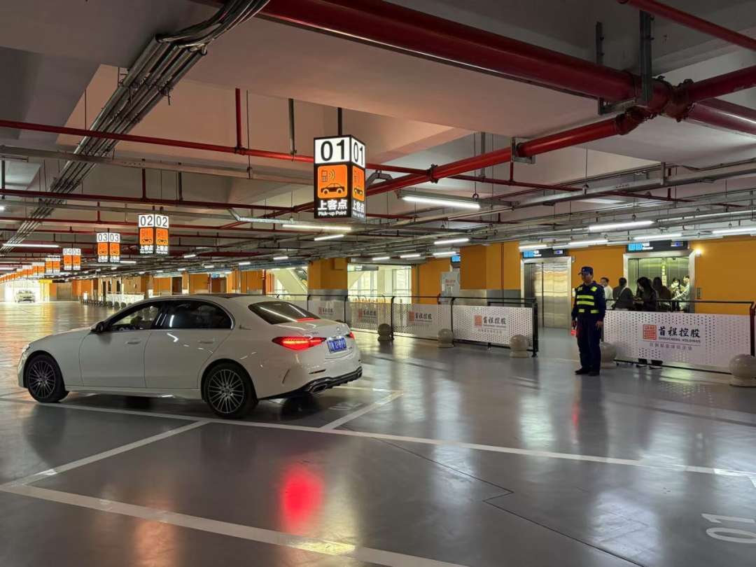 จุดขึ้นรถแท็กซี่และ Didi ที่ชั้น 2 ของอาคารจอดรถ P8 ใกล้กับอาคารผู้โดยสาร T2 ของสนามบินไป่หยุน