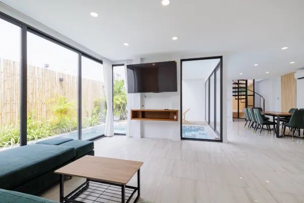 Detached four-bedroom pool villa in downtown Pattaya