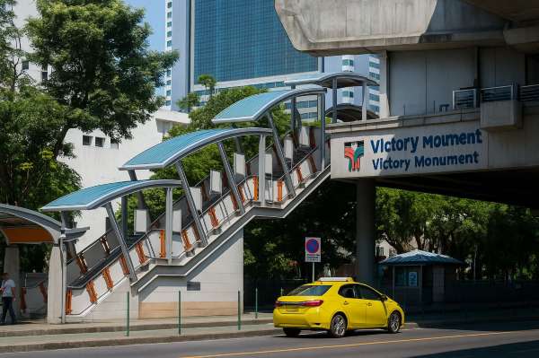 Victory Monument Station
