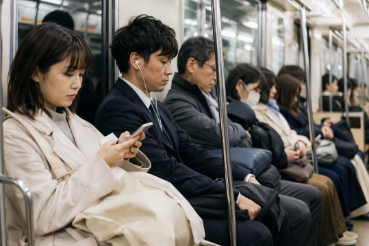地下鉄乗車中の日本人