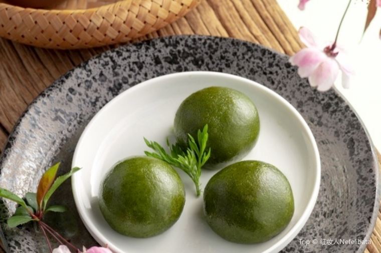 Qingtuan (Green Sticky Rice Balls)
