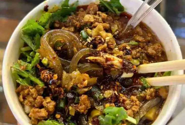 What to Eat at and around Hongyadong Hot and sour noodles (酸辣粉)