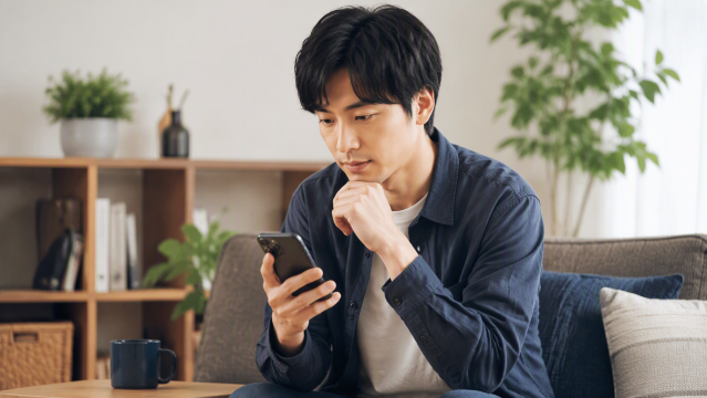 スマホを見る男性