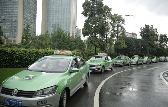 さらに、フライトの遅延にも対応しており、万が一のトラブル時もカスタマーサポートがしっかりフォローしてくれるので安心です。成都で快適に旅を始めるなら、ぜひこうした送迎サービスも選択肢に入れてみてください。  成都でのタクシーの乗り方