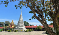 วัดพระแก้วมรกต (Silver Pagoda)
