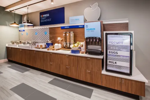 Holiday Inn Express & Suites Fresno Northwest-Herndon Restauration Photos