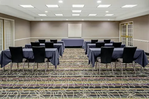 La Quinta Inn & Suites by Wyndham Tucson Airport Business Facilities Photos