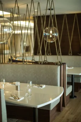 Newport Marriott Hotel & Spa Restauration Photos