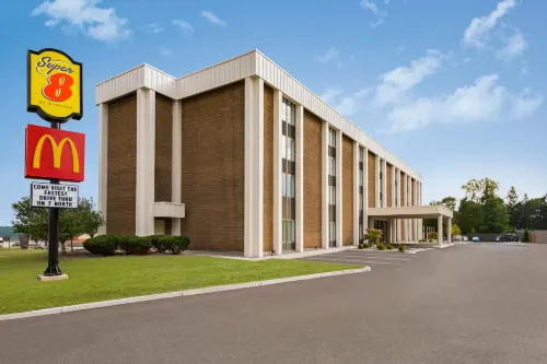 Super 8 by Wyndham Liverpool/Syracuse North Airport Exterior Photos