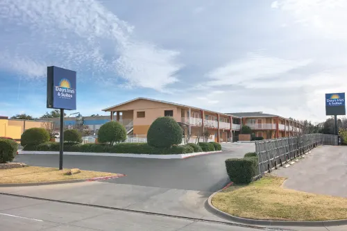 Days Inn & Suites by Wyndham Arlington Near Six Flags À proximité de l'hôtel Photos