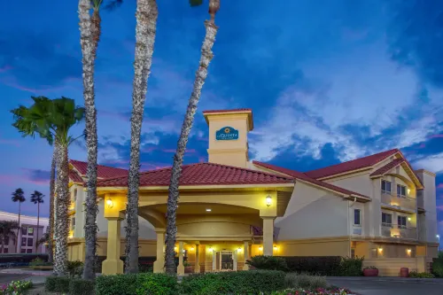La Quinta Inn & Suites by Wyndham Tucson Airport Exterior Photos