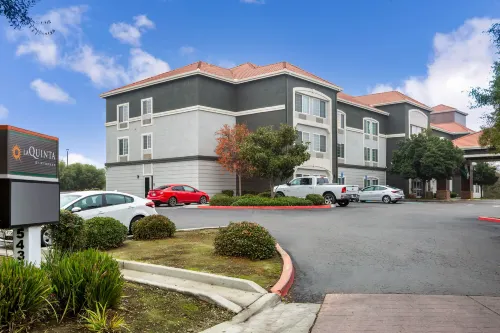 La Quinta Inn & Suites by Wyndham Visalia/Sequoia Gateway Eksterior Photos