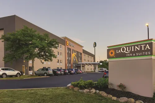 La Quinta Inn & Suites by Wyndham Cleveland - Airport North Exterior Photos