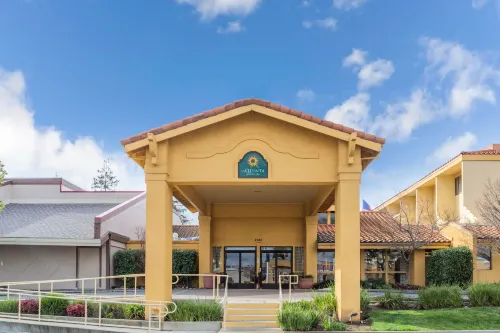 La Quinta Inn & Suites by Wyndham Redding Extérieur Photos