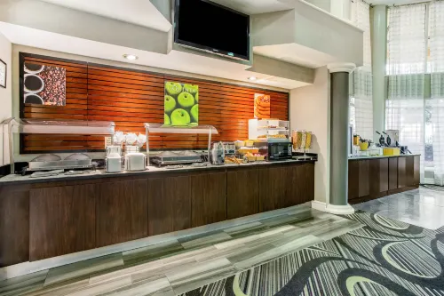 La Quinta Inn & Suites by Wyndham Raleigh Durham Airport Dining Photos