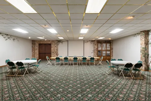 Travelodge by Wyndham Lemoore Near Naval Air Station Business Facilities Photos